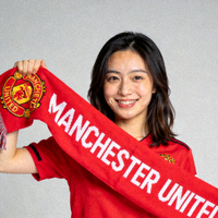 英超曼联女球迷用户头像 - 手持围巾的女性